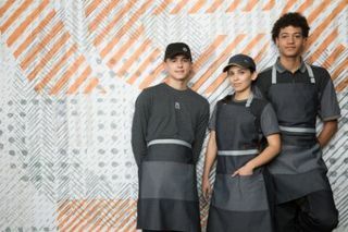 McDonald'sin uudet työvaatteet Look jotain pois scifi-elokuva ja työntekijät ovat Mad