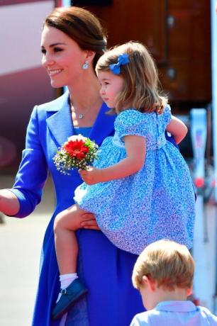 Prinsessa Charlotte näyttää ihastuttavalta haistavan kukkakimpunsa kuninkaallisella kiertueella