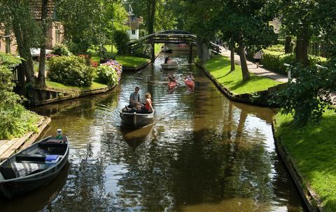 Hollannissa on maaginen pikkukaupunki, jossa kadut on valmistettu vedestä