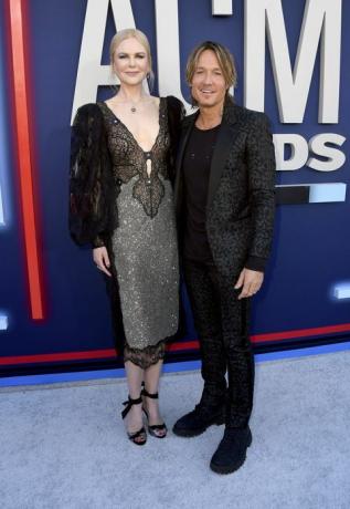 Nicole Kidman ja Keith Urban Walk 2019 ACM -palkinnot punaisella matolla villissä asuissa