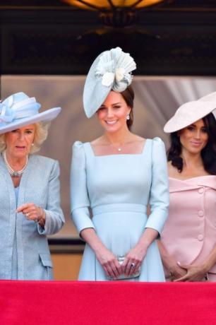 Kate Middleton pukeutuu Alexander McQueen -mekkoon prinssi Louis'n kasteelle